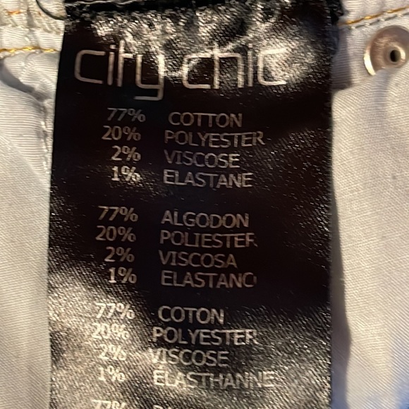 EUC SKINNY unfinished hem. Button fly. Dia box jeans - Picture 3 of 6